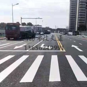 什么原因公路上的道路劃線一般都帶有反光膜？